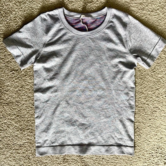 lululemon athletica Tops - Lululemon Swiftly Tech Short Sleeve size 4 women’s top speckled purple